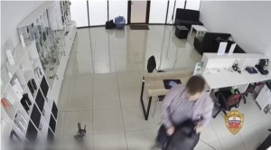 Mi primera chamba: Tienda de electrónica contrató a un empleado y ese mismo día se robó 53 iPhone (VIDEO)