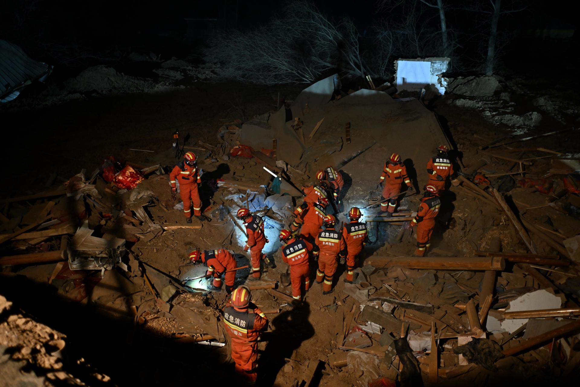 Continúan las tareas de rescate en noroeste de China tras terremoto que deja 118 muertos