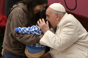 El papa Francisco cumple 87 años y lo celebra con niños del centro pediátrico del Vaticano