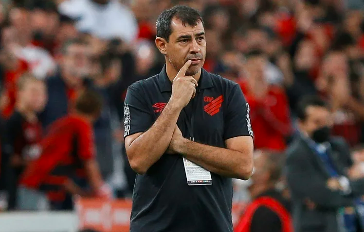 Santos contrata al entrenador Carille para su primer año en la Segunda División en Brasil