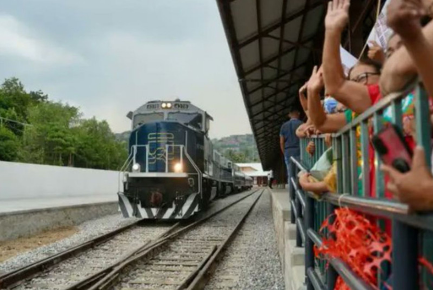 México inauguró tren en su punto más estrecho para competir con el Canal de Panamá