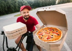 Encargó una pizza y le llegó un pedido que no era el suyo: reclamó y le mandaron algo que la desconcertó (VIDEO)