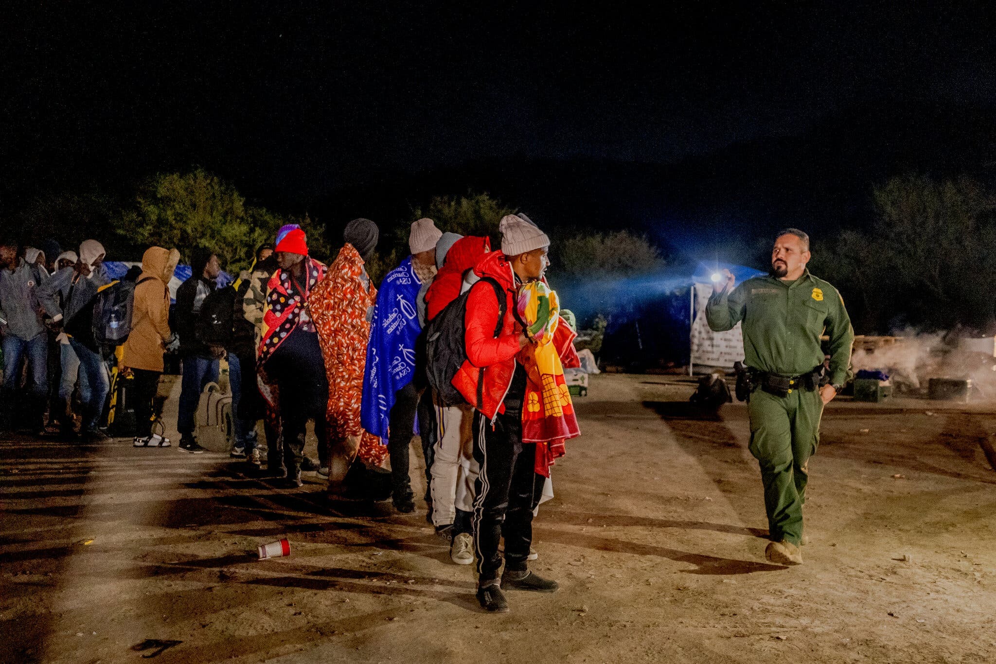 “Es un desastre humanitario”: el flujo migratorio desborda la frontera de EEUU