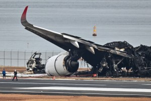 Japón pone en marcha la investigación sobre el choque de dos aviones en Tokio