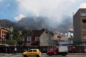 El incendio en los cerros orientales de Bogotá crece pese a los esfuerzos de los bomberos