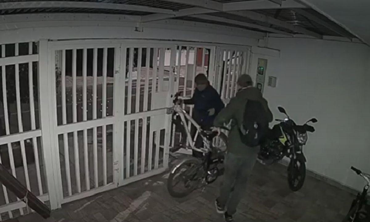 Ladrones descarados: robaron bicicleta y, como estaba dañada, volvieron para cambiarla por una buena (VIDEO)