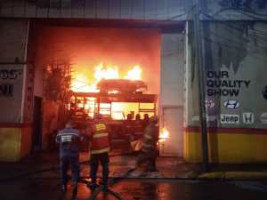 VIDEO: Incendio en un taller mecánico dejó densa nube de humo negro en Santa Rosalía este #14Ene