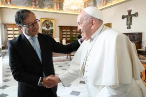 Petro propone al papa Francisco una ronda de negociaciones con el ELN en el Vaticano