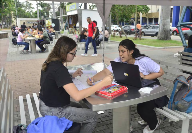 Universidad de Guayaquil suspende clases tras toma violenta del canal de Televisión en Ecuador