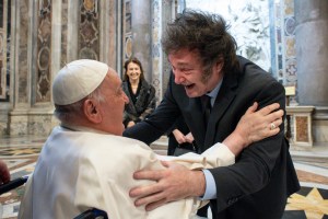 El papa Francisco se sorprende al ver a Milei: “¡Te cortaste el pelo!” (Video)