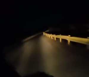 “Ni la sayona” pasa por el puente de Naricual en Anzoátegui de lo oscuro que está