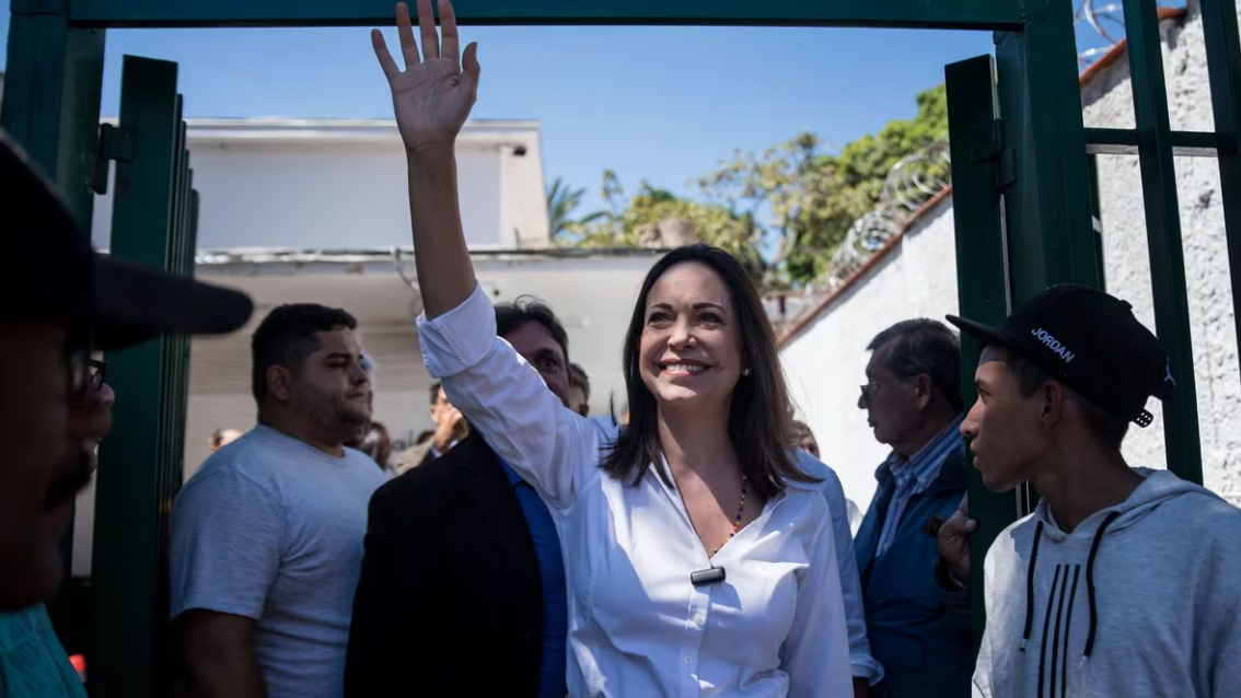 El País: María Corina Machado mantiene el pulso al chavismo y hace campaña para presidenciales de Venezuela