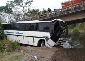 EN IMÁGENES: Autobús con más de 50 pasajeros cayó al fondo de una quebrada en Barinas