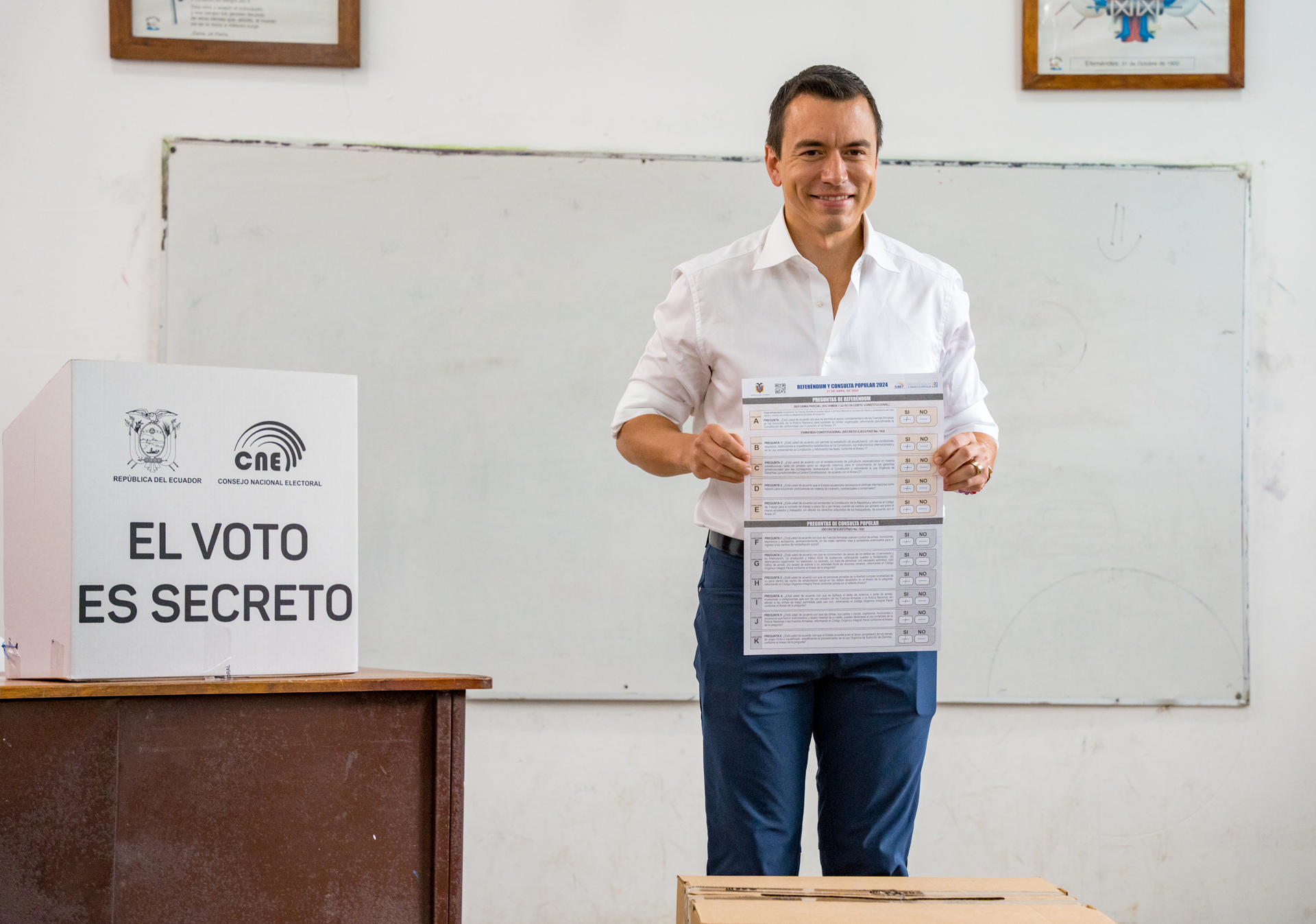 Daniel Noboa perdió dos de las 11 preguntas en el referéndum en Ecuador, según sondeos