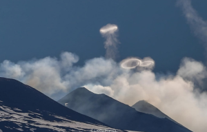 Alucinantes imágenes: el volcán Etna expulsa miles de anillos de gas como si fuera un fumador