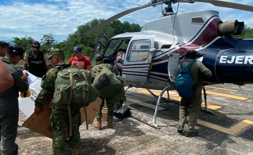 Rescatan los cadáveres de los ocho ocupantes del helicóptero militar accidentado en Ecuador