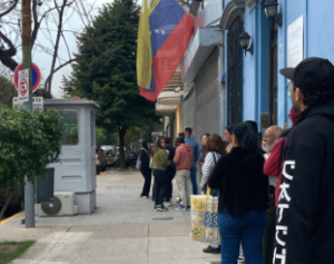 Protestan en la Embajada de Venezuela en Argentina ante la imposibilidad de inscribirse en el RE este #12Abr