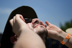 Por qué mirar el eclipse solar sin la protección adecuada podría causar ceguera, esto dicen los expertos
