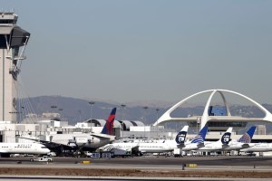 Impactantes imágenes: avión quiso aterrizar en Los Ángeles y casi provoca terrible accidente