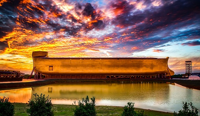 El arca de Noé americano, la insólita réplica que incluye a dinosaurios entre los animales salvados