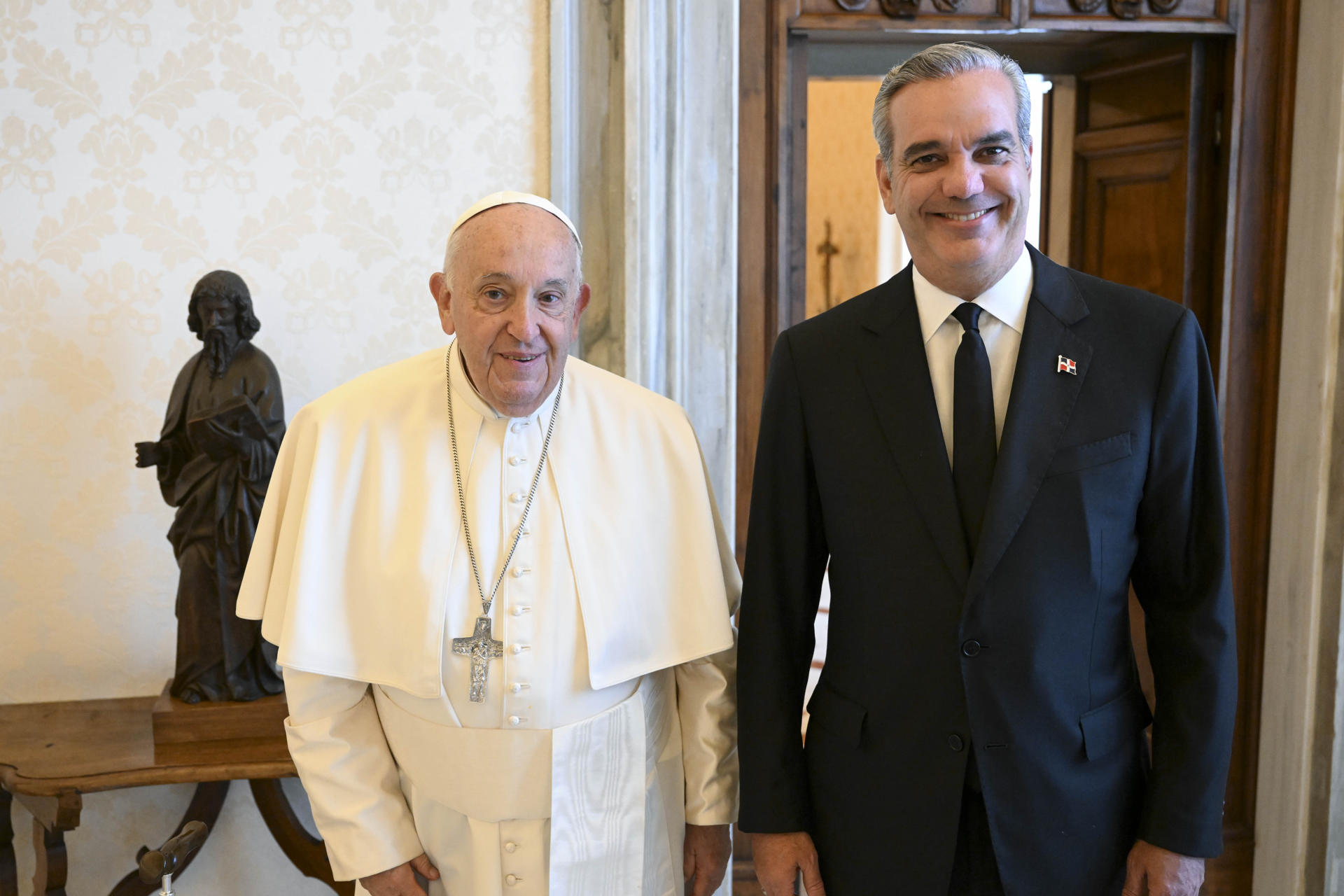 Abinader se reunió 30 minutos con el papa Francisco y le regaló un rosario de larimar dominicano