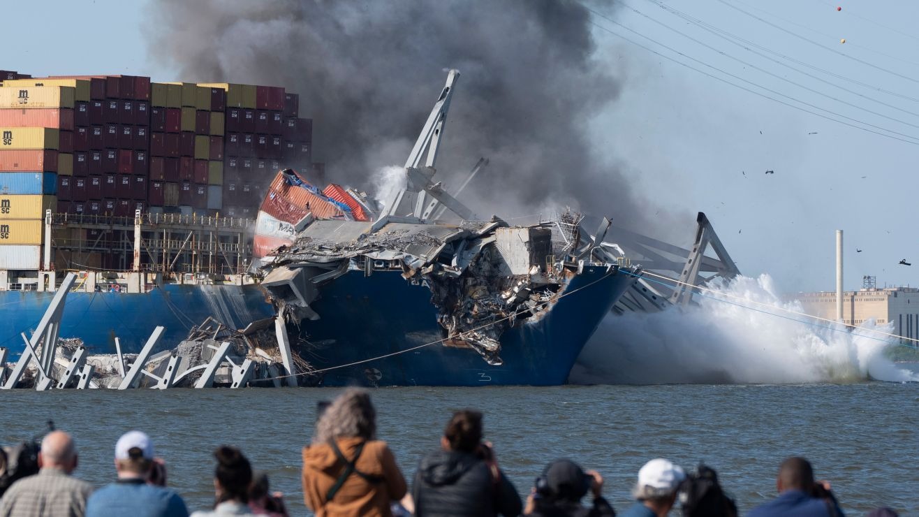 VIDEO: El momento en que derriban con explosivos el puente colapsado de Baltimore