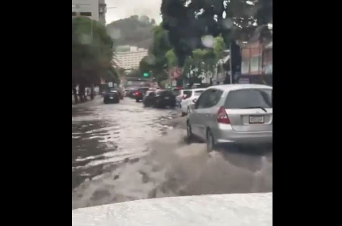 Avenida principal de Las Mercedes quedó anegada tras fuertes lluvias en Caracas este #30May (Video)