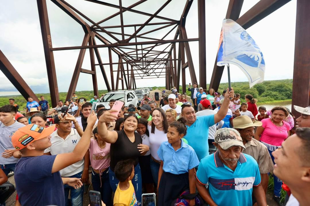 María Corina Machado acompañada de una multitud se dirige al estado Amazonas (Fotos)