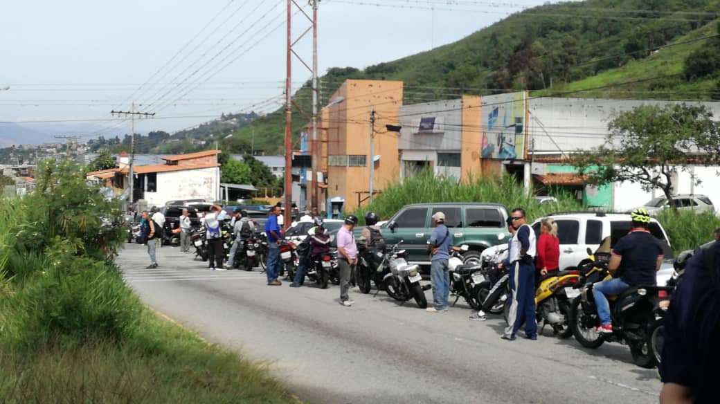 Kilométricas colas para surtir combustible en Mérida este #10May