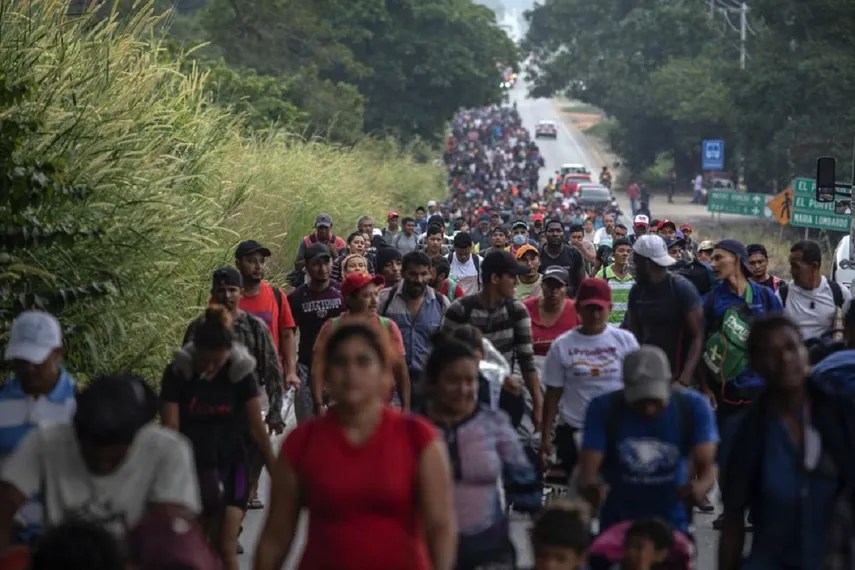 Migrantes continúan cruzando la frontera de EEUU pese a nuevas restricciones de Biden