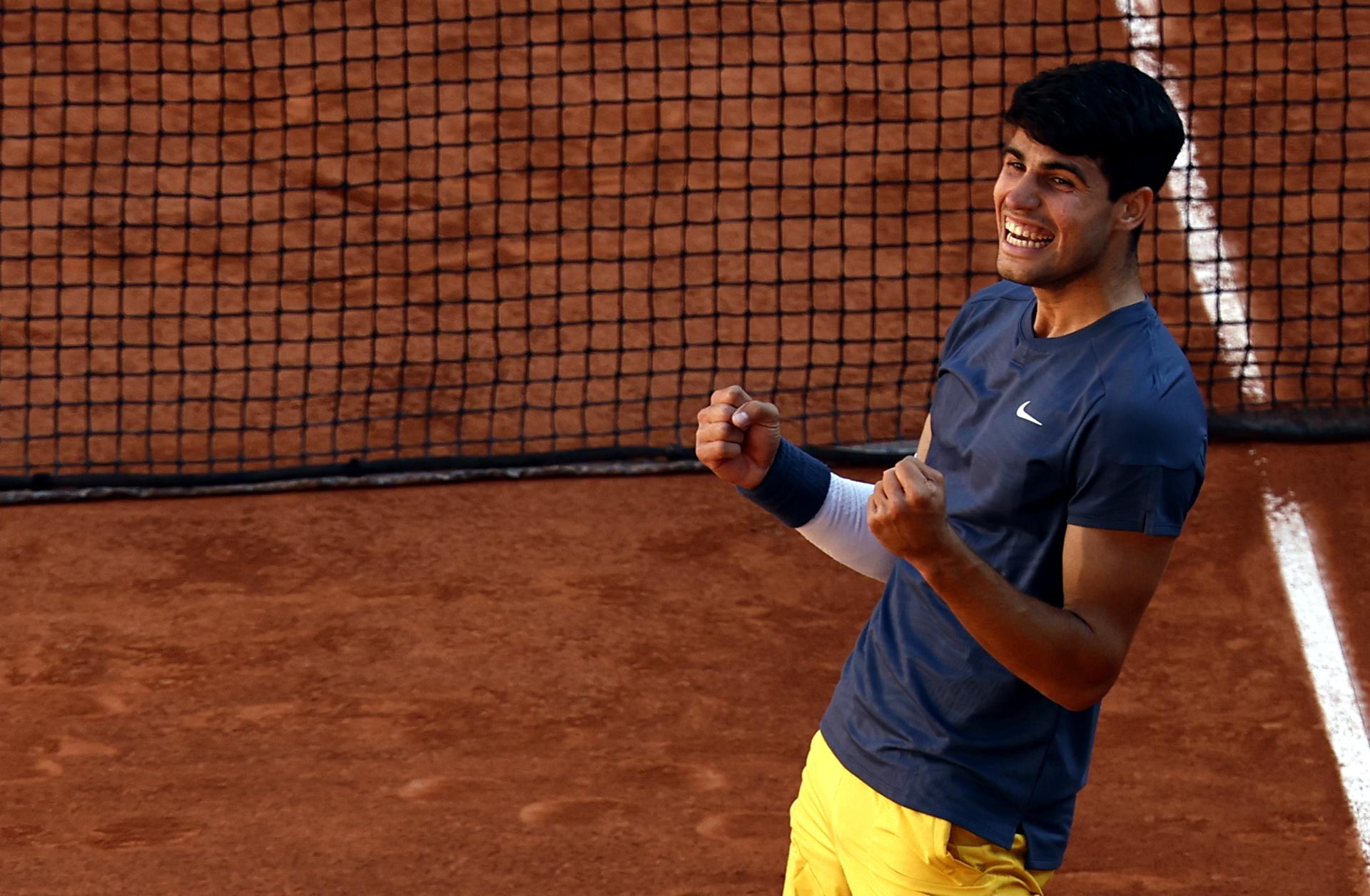 Épica remontada de Alcaraz ante Sinner puso al español en su primera final de Roland Garros