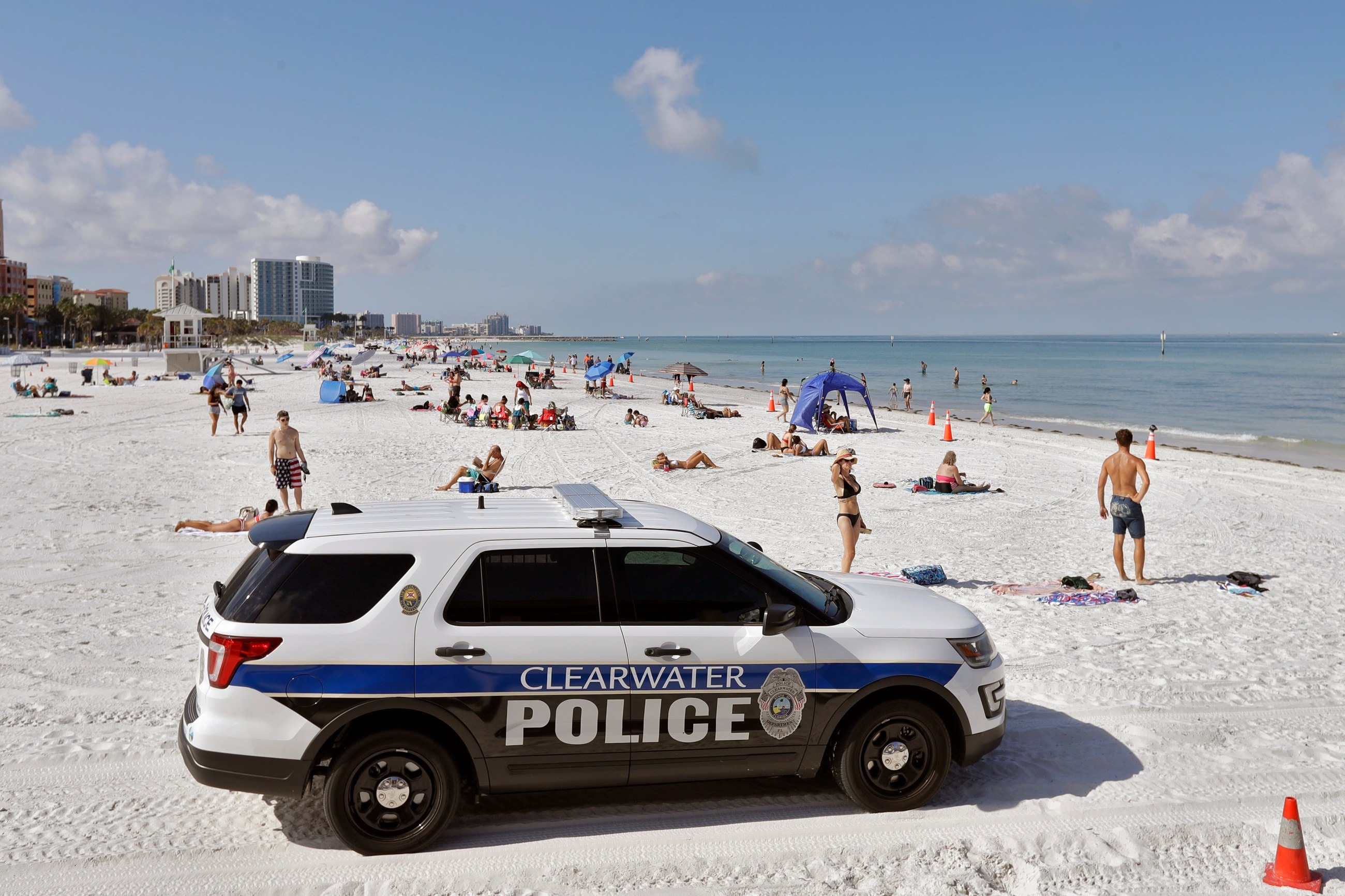 Fuerte oleaje que azota las costas de Florida se cobró la vida de al menos seis turistas