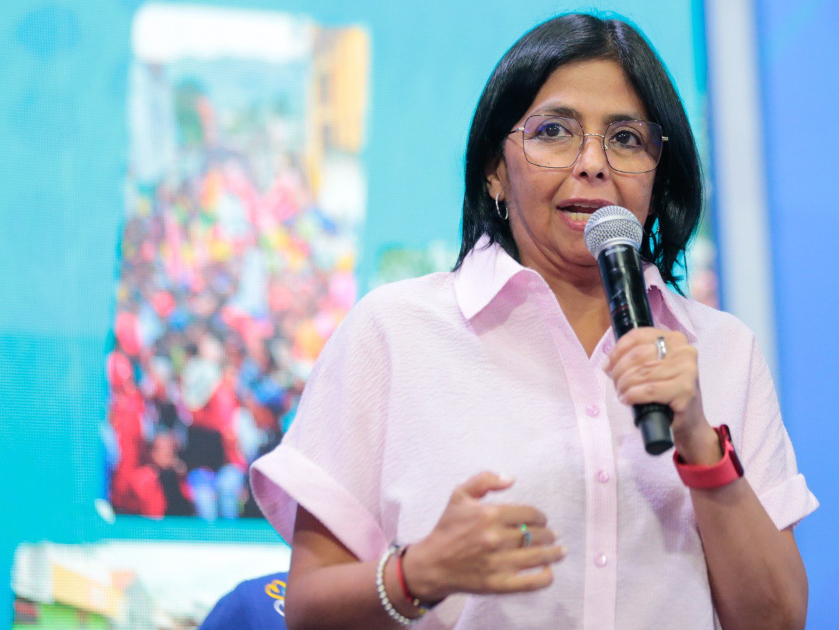 VIDEO: ni con gasolina regalada Delcy Rodríguez logró llenar una cancha en Caicara del Orinoco