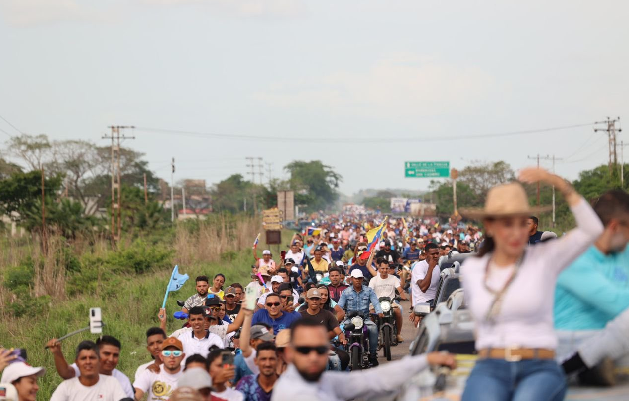 María Corina llegó a la población guariqueña de Ortiz respaldada por el brío llanero (video)