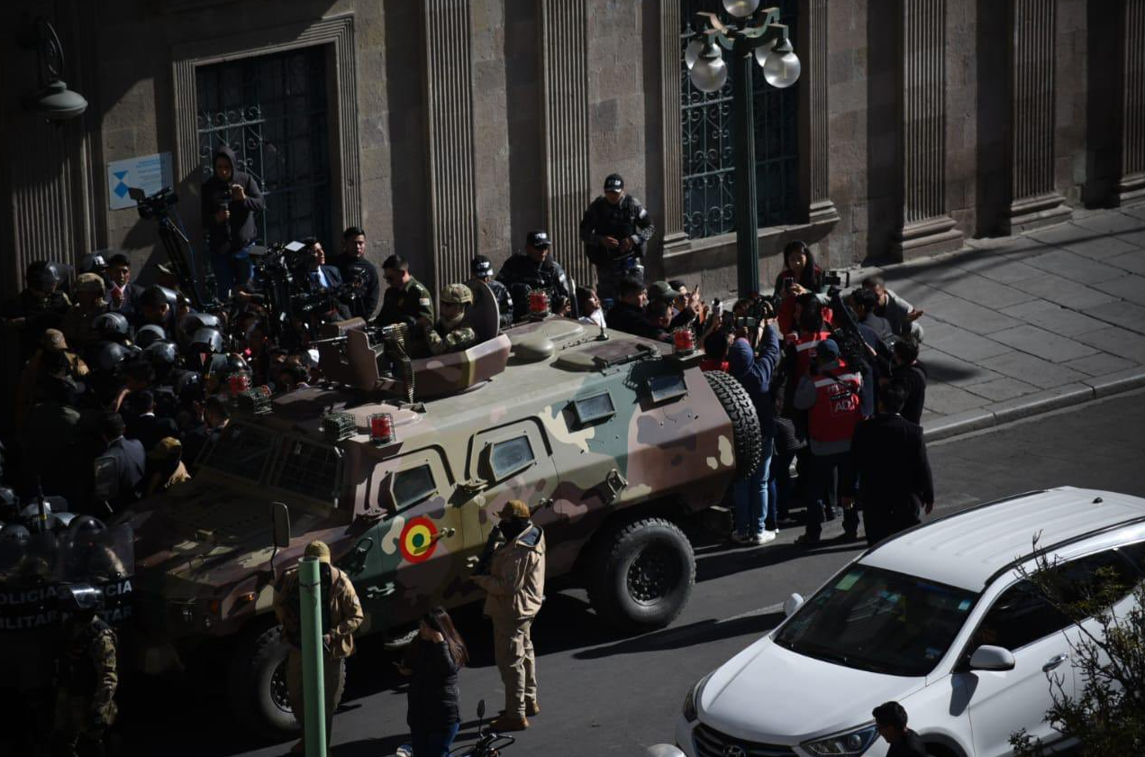 En VIDEO: tanque militar tumbó las puertas y entró por la fuerza al palacio en La Paz