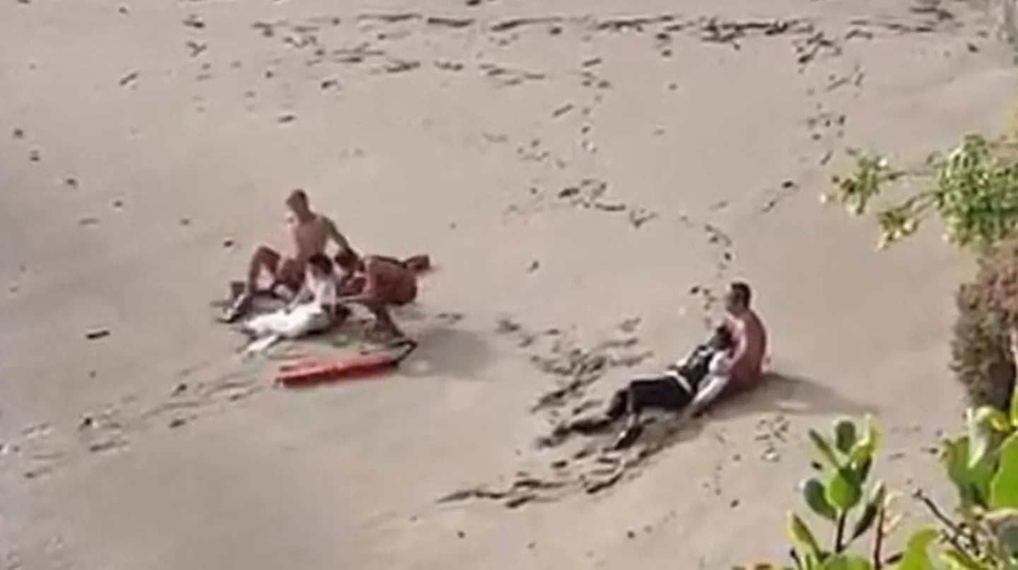 VIDEO: Pareja de recién casados se sacaba una foto frente al mar en California y una ola gigante los devoró
