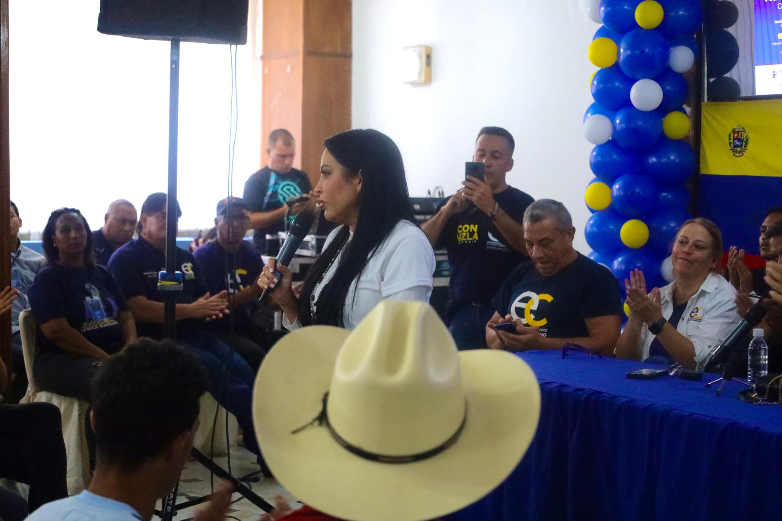 Delsa Solórzano juramentó en Maracay a voluntarios dispuestos a defender el voto el #28Jul