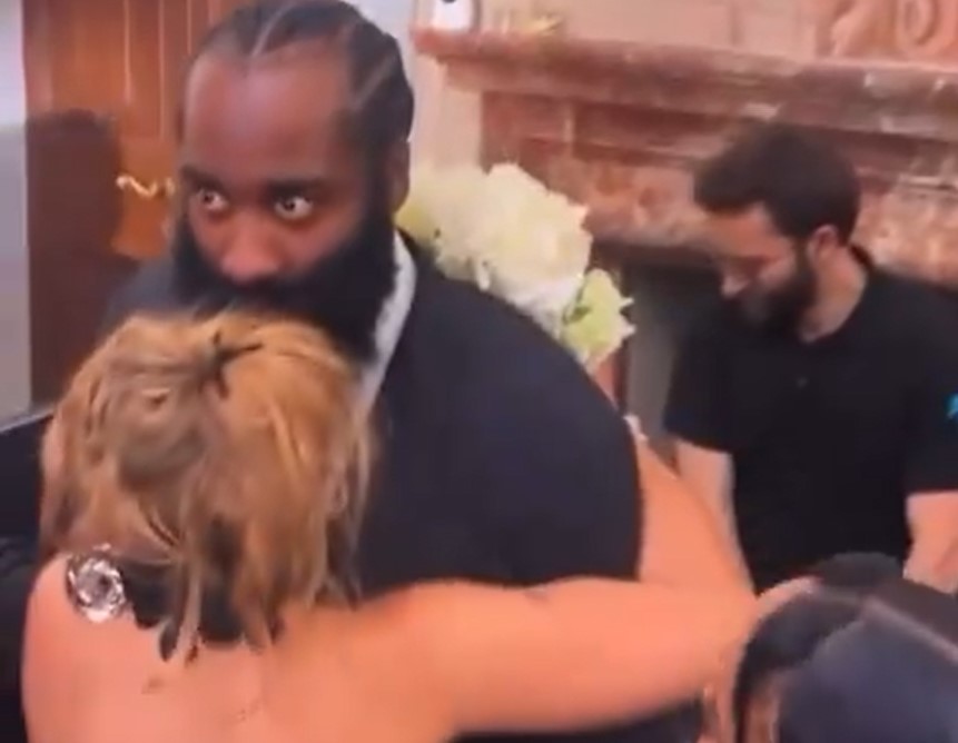 La increíble reacción de una estrella de la NBA cuando su pareja tomó el ramo de flores en una boda