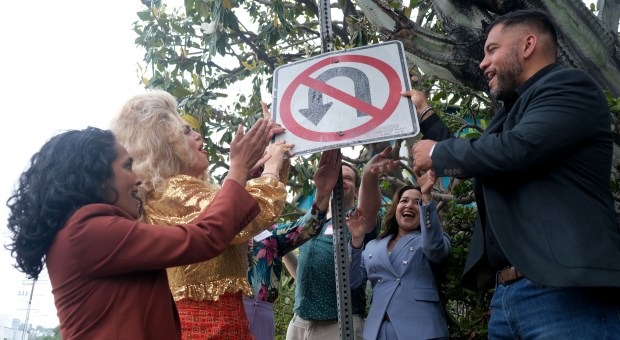 Insólito: Los Ángeles retira carteles de “prohibido girar en U” por ser demasiado “homófobos”