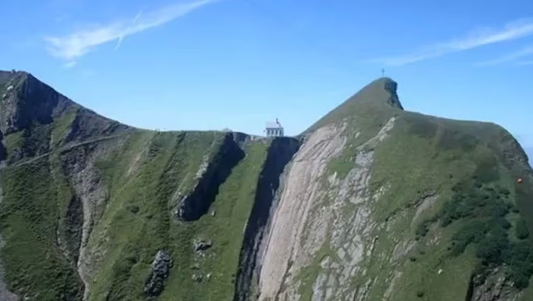 La increíble capilla neogótica que está a más de mil metros de altura en Suiza