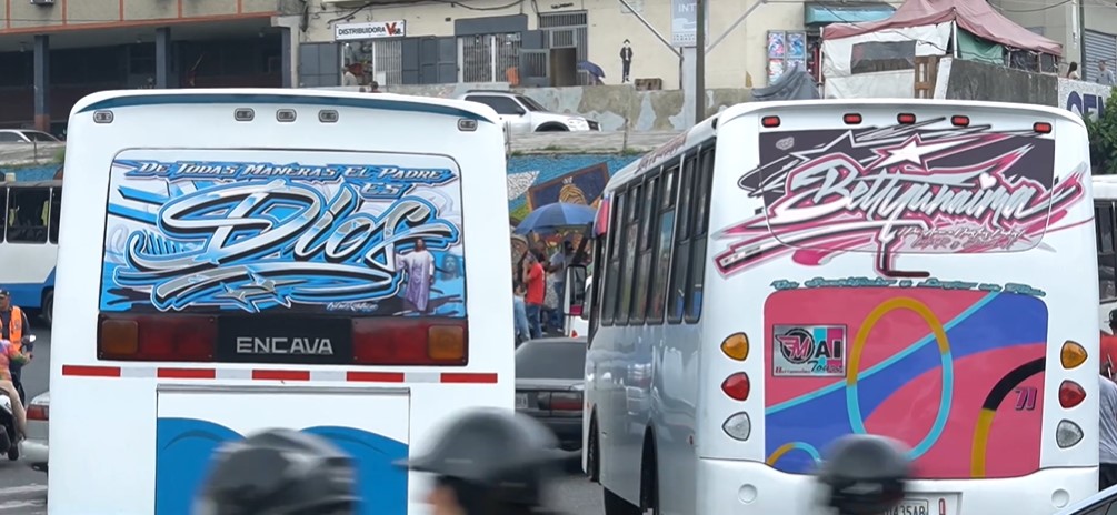 Miles de historias son contadas por los “buses” en Venezuela (Video)