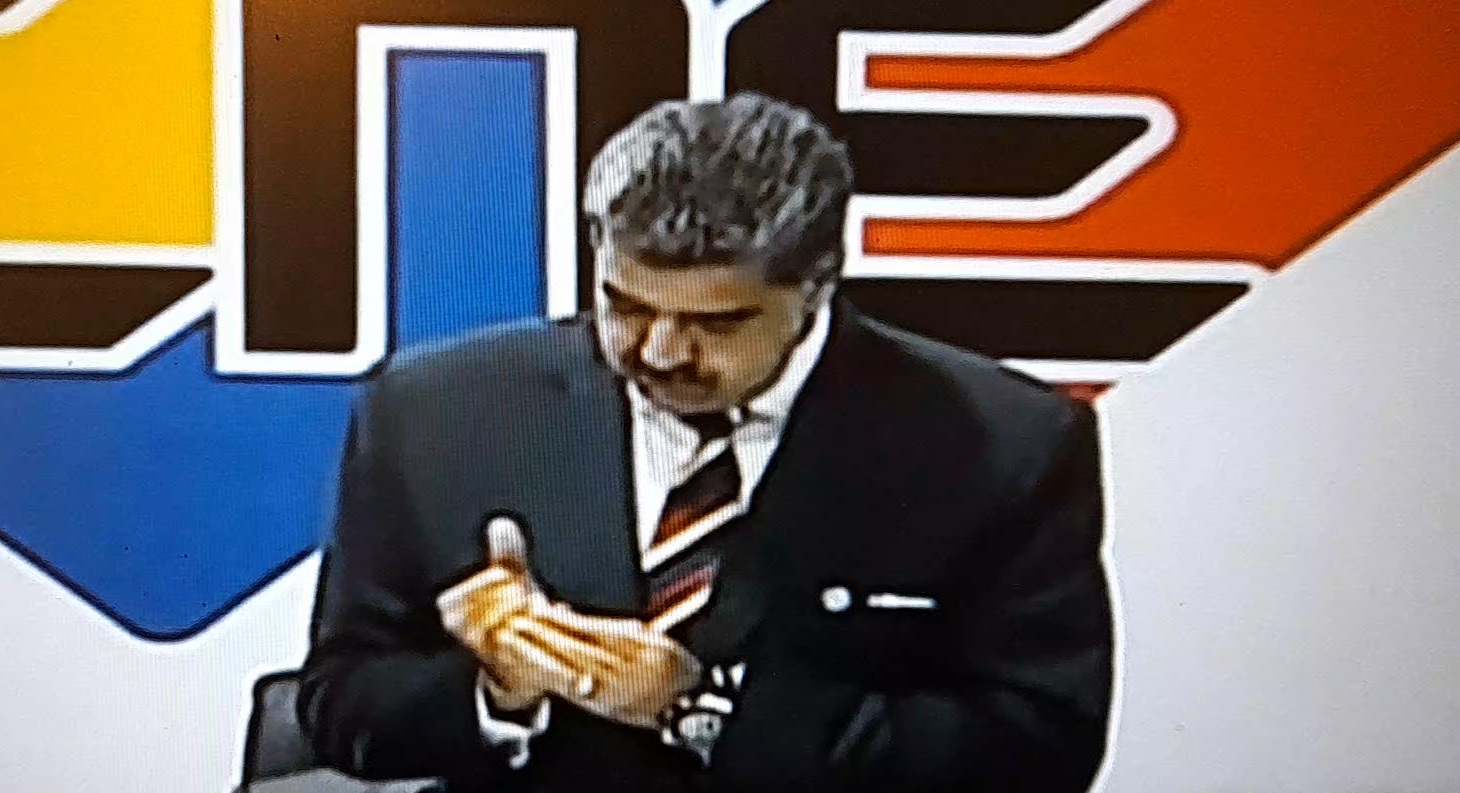El extraño gesto de Maduro antes de firmar el acuerdo del CNE: ¿qué significa?
