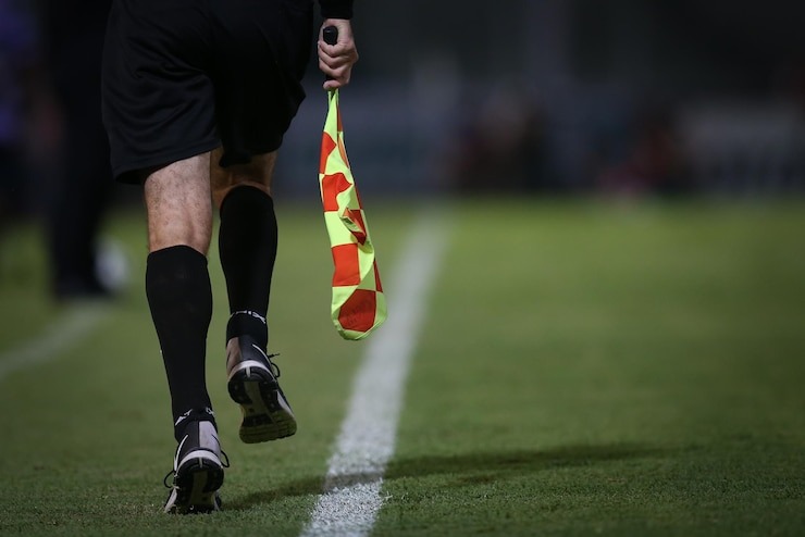 ¡De terror! Un árbitro de fútbol fue apuñalado en pleno partido en España (VIDEO)