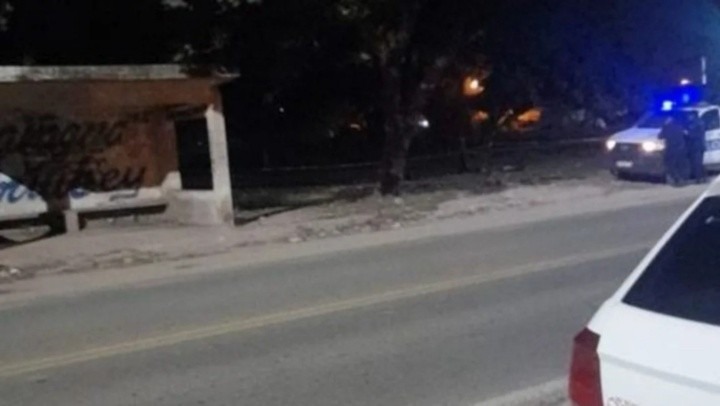 Macabro hallazgo: mujer esperaba el autobús y encontró un cadáver detrás de una parada