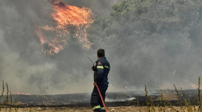 Un gran incendio a las afueras de Atenas obliga a evacuar a miles de personas