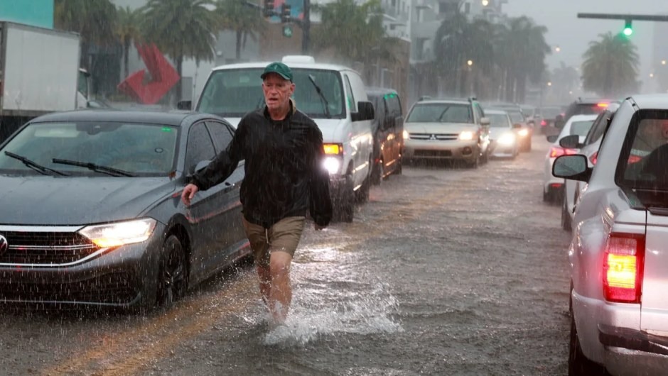 La amenaza aún no termina: Inundaciones destructivas anegan las calles y hogares del sur de Florida