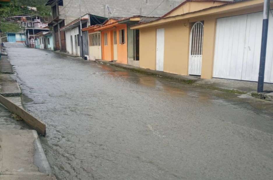 Viviendas afectadas tras desbordamiento de quebrada en Los Pueblos del Sur en Mérida