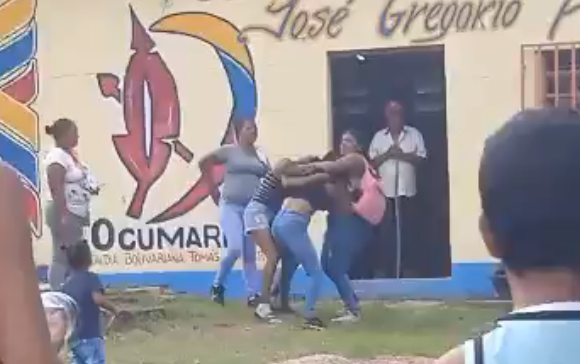 VIDEO: mujeres protagonizaron la pelea del año en Ubch de Ocumare a causa de un pedazo de torta