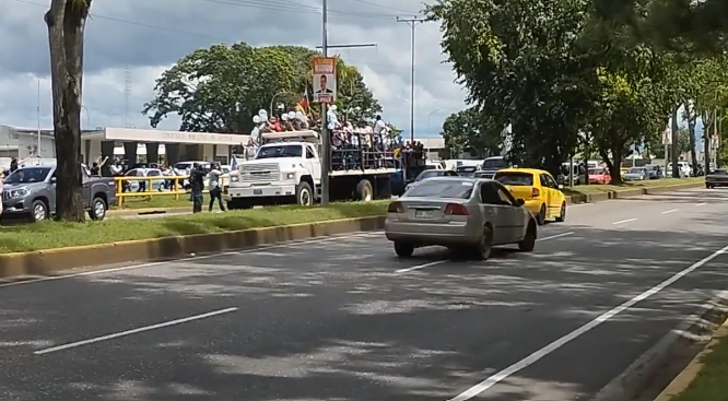 Ante la falta de unidades de transporte, venezolanos se trasladan en camiones en Maturín para ver a María Corina Machado