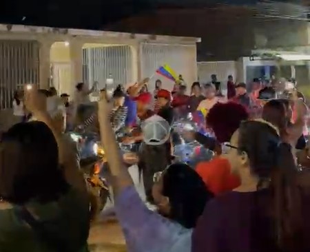 Votantes celebran resultados a favor de Edmundo González en el conteo de votos en centros de Puerto Ordaz y El Callao